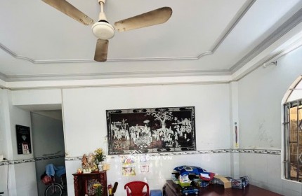 Ngộp Bank!!Giảm sốc 800tr !!! Chỉ còn 5tỷ7, Nhà2  tầng 100m2, SHR,  1/ Nguyễn Văn Quá, sát bên chợ cầu, Hẻm Ba gác
